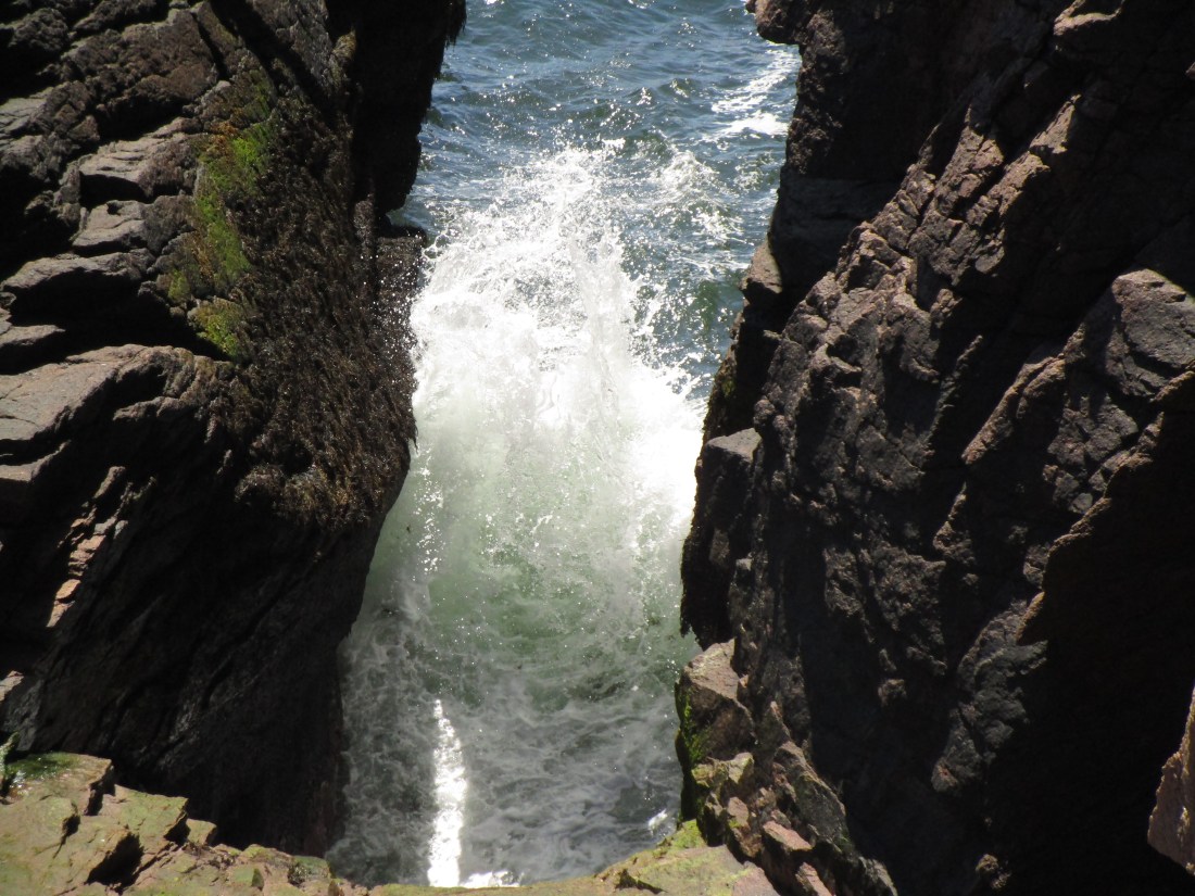 thunder hole 5 extreme close up