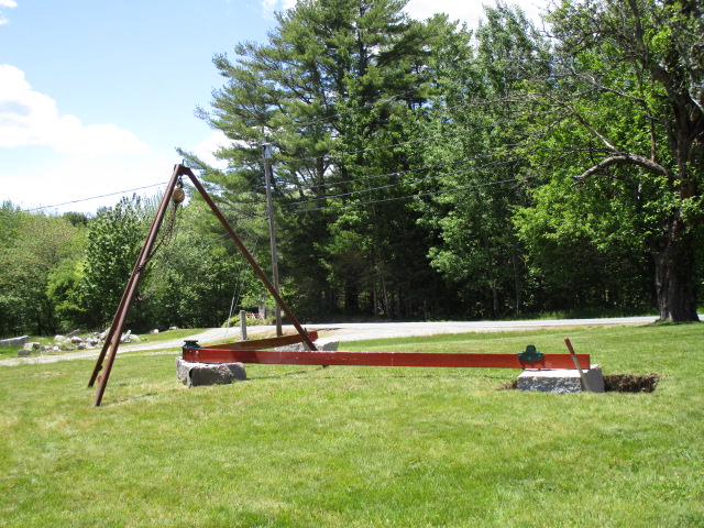 maine granite museum derrick restored on front lawn