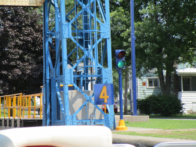 approach to lock 4 green light proceed