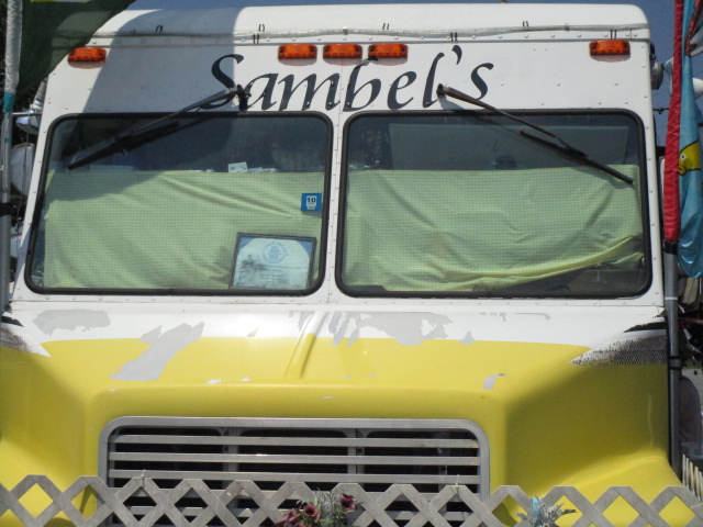 Joes Pond food truck sambels name on frt