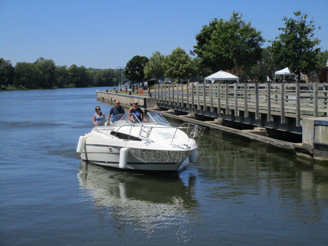 lock 24 boat preparing to lock through